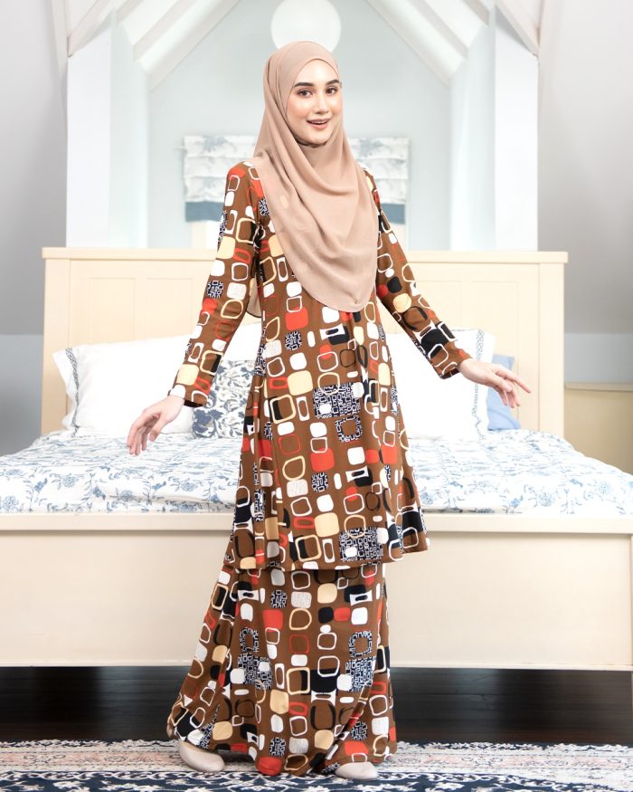 Baju Kurung Pahang Laura Printed - Abstract Tawny - Image 3