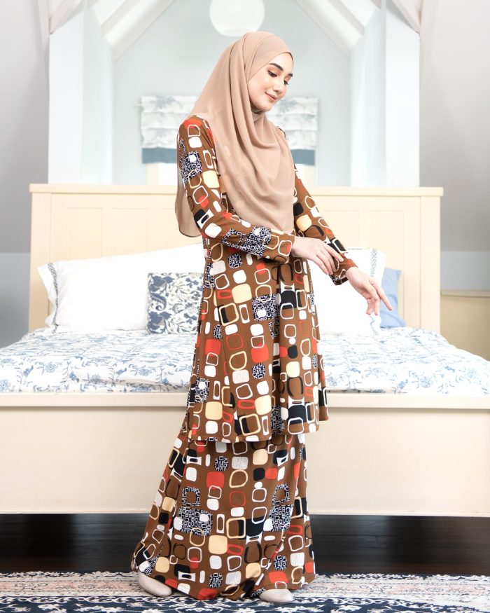 Baju Kurung Pahang Laura Printed - Abstract Tawny - Image 4