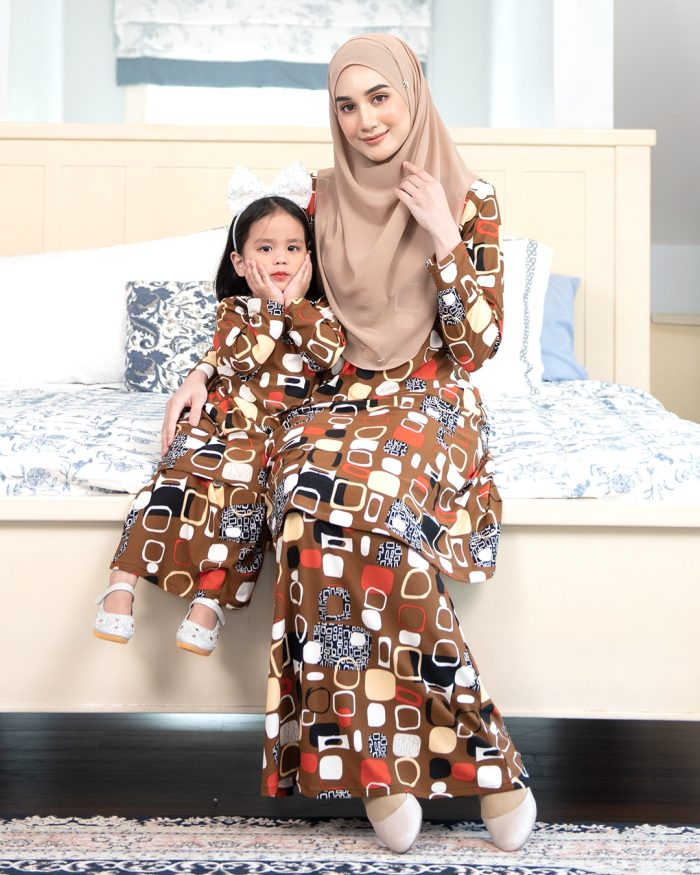 Baju Kurung Pahang Laura Printed Kids – Abstract Tawny - Image 5