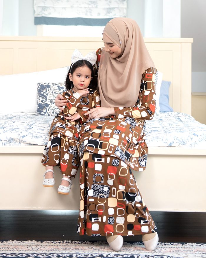 Baju Kurung Pahang Laura Printed Kids – Abstract Tawny - Image 4