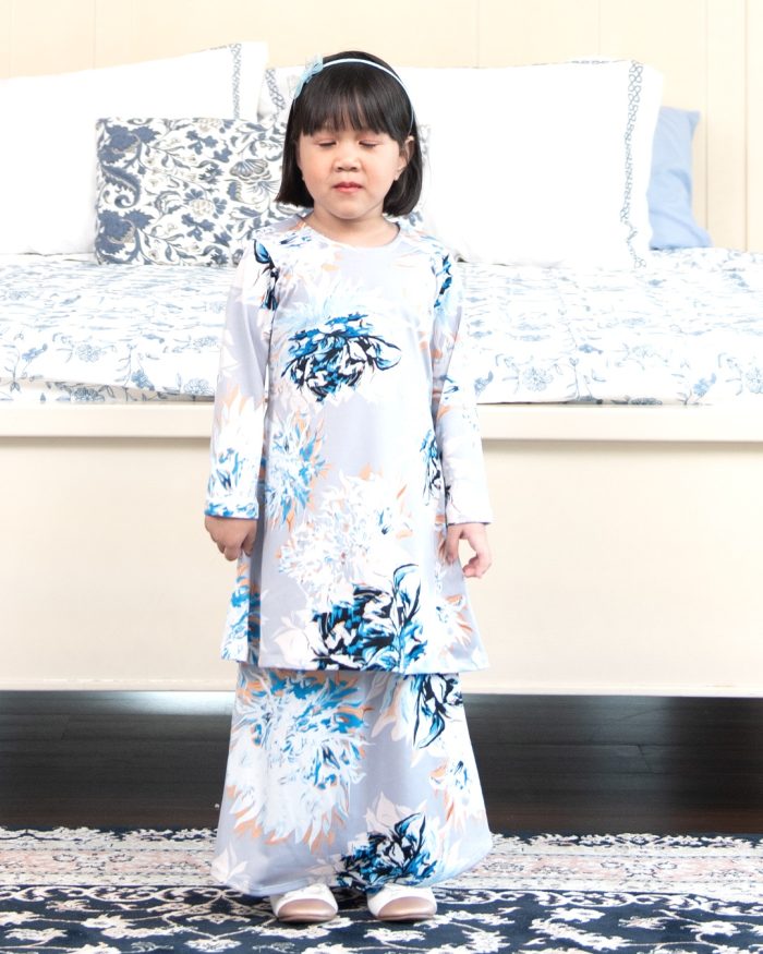 Baju Kurung Pahang Laura Printed Kids – Flint Grey - Image 3