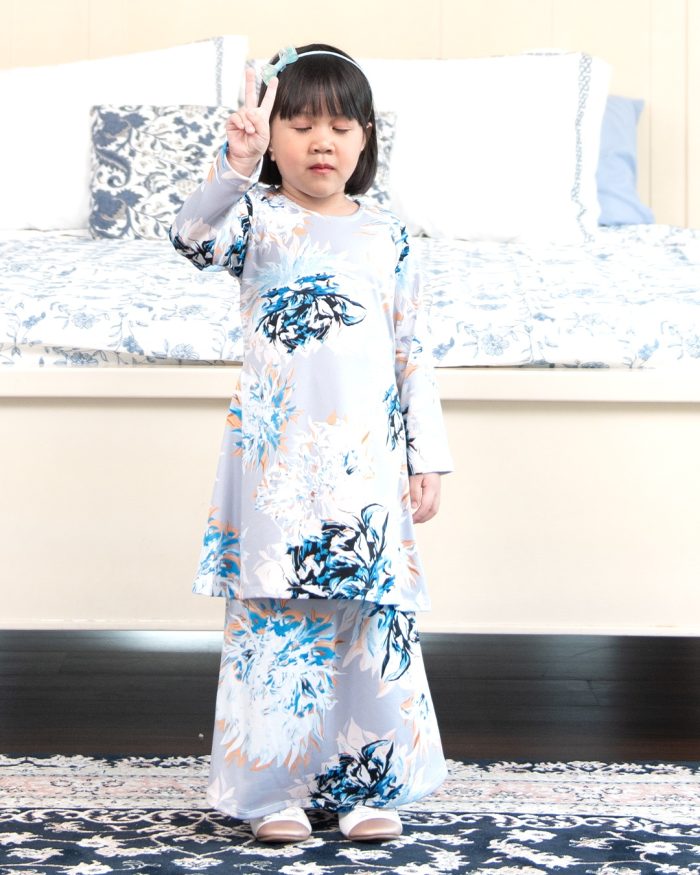 Baju Kurung Pahang Laura Printed Kids – Flint Grey - Image 4