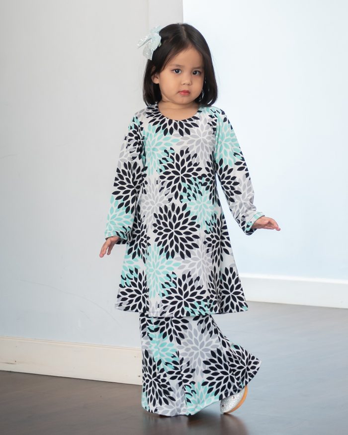 Baju Kurung Pahang Laura Printed Kids – Lotus Grey - Image 2