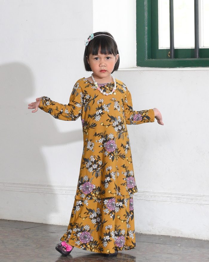 Kurung Lara Kids – Geredenia Mustard - Image 2