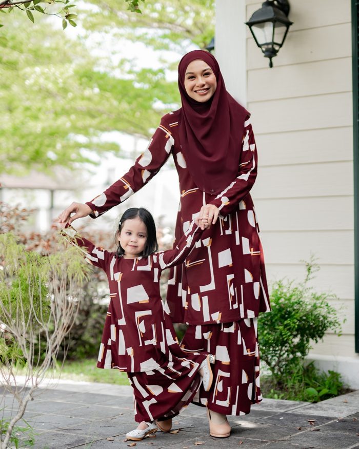 Baju Kurung Pahang Laura Printed - Abstrack Maroon - Image 5