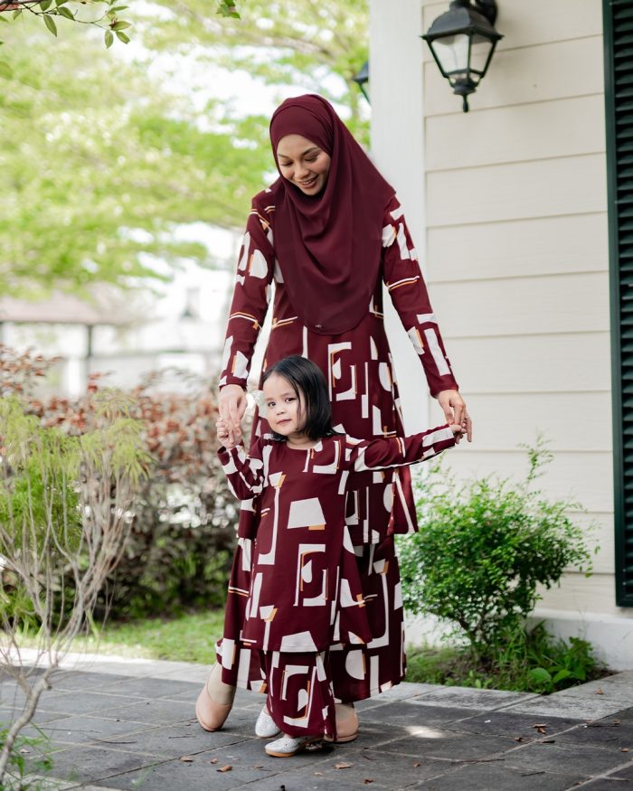 Baju Kurung Pahang Laura Printed - Abstrack Maroon - Image 4