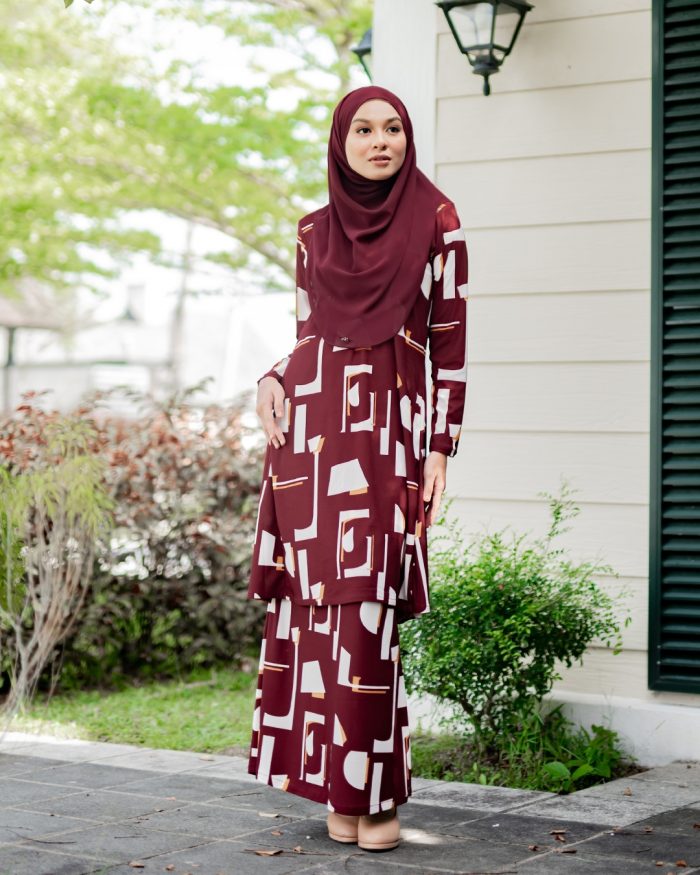 Baju Kurung Pahang Laura Printed - Abstrack Maroon - Image 2