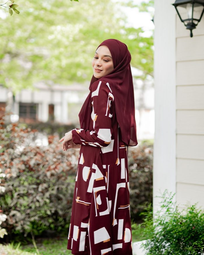 Baju Kurung Pahang Laura Printed - Abstrack Maroon - Image 3