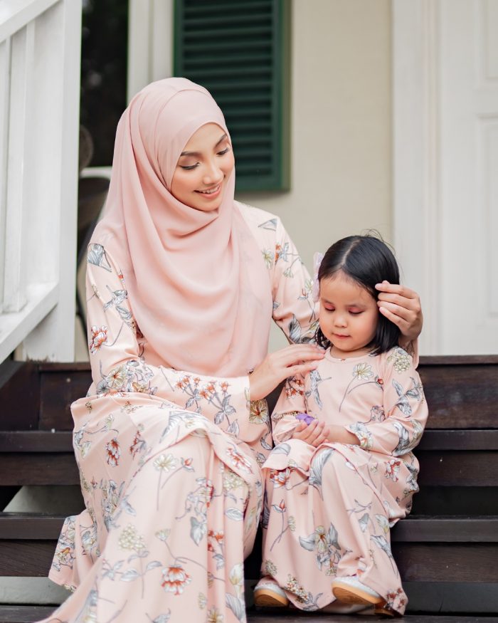 Baju Kurung Pahang Laura Printed Kids - Iris Peach - Image 4