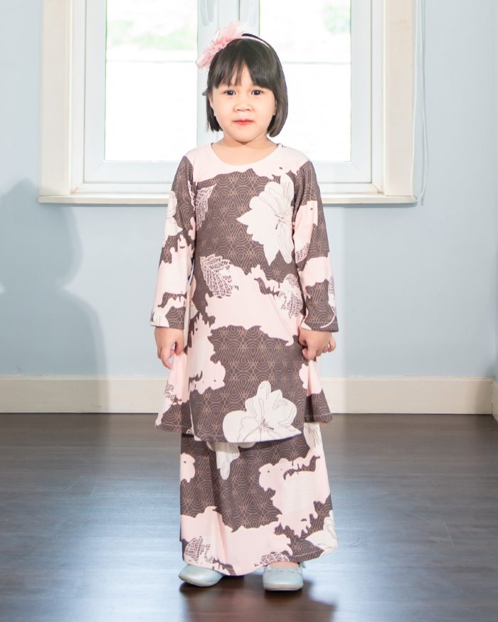 Baju Kurung Pahang Laura Printed Kids – Umber Puff - Image 4