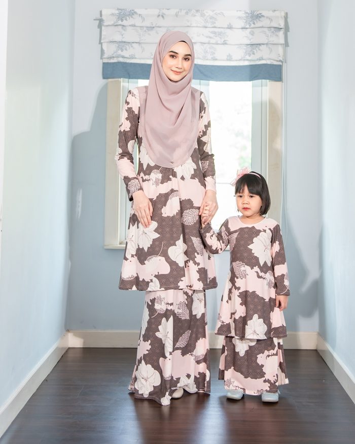 Baju Kurung Pahang Laura Printed - Umber Puff - Image 6