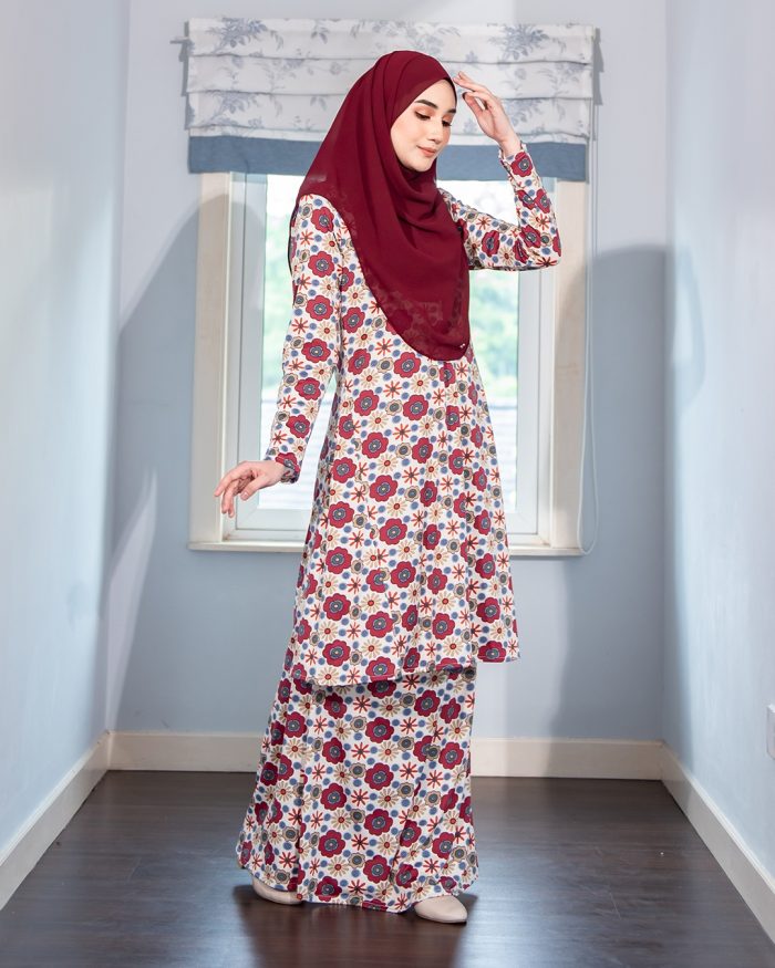 Baju Kurung Pahang Laura Printed - Daisy Burgundy - Image 2