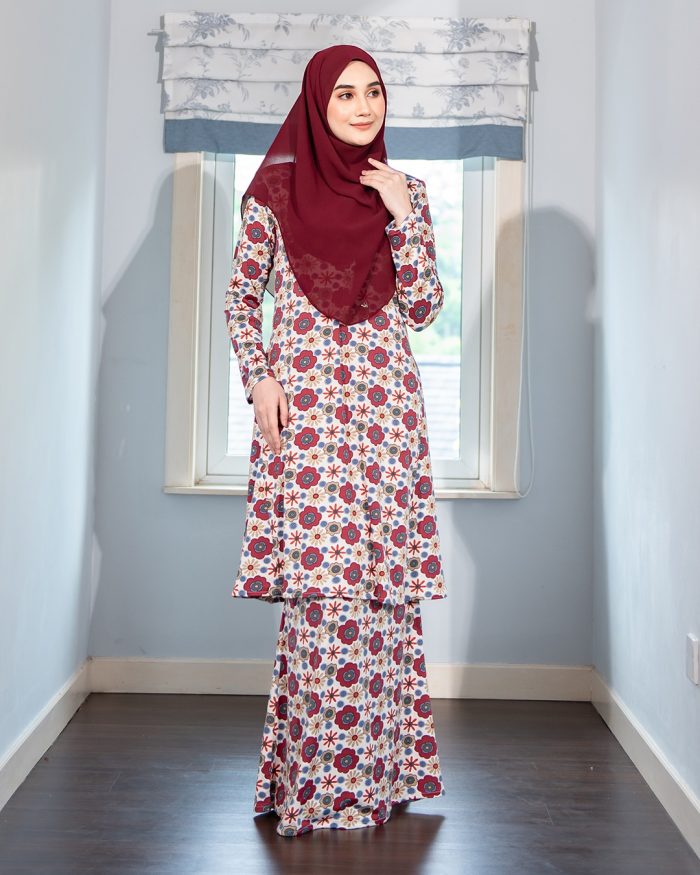 Baju Kurung Pahang Laura Printed - Daisy Burgundy - Image 3