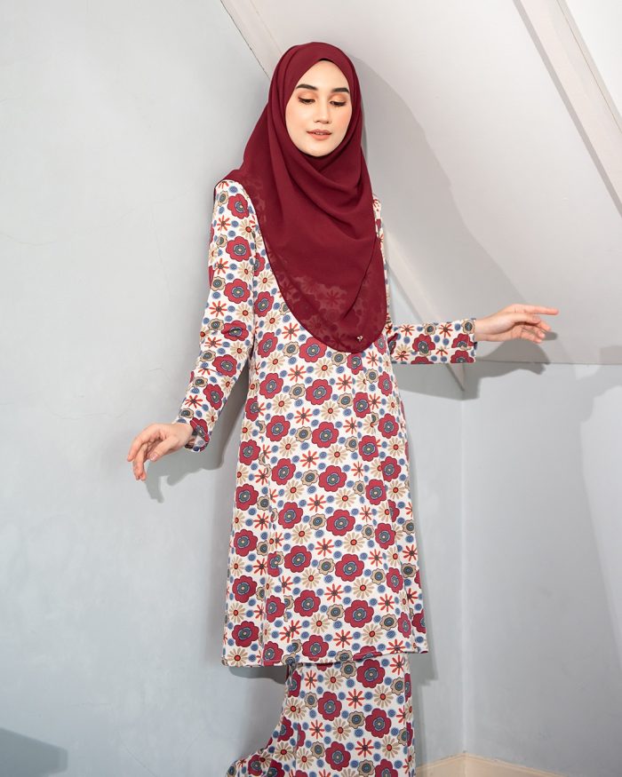 Baju Kurung Pahang Laura Printed - Daisy Burgundy - Image 4