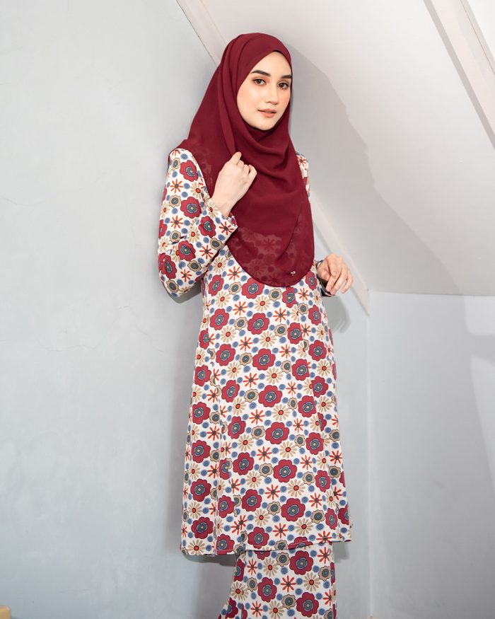 Baju Kurung Pahang Laura Printed - Daisy Burgundy - Image 5