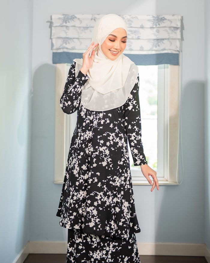 Baju Kurung Pahang Laura Printed - Ebony Black - Image 5