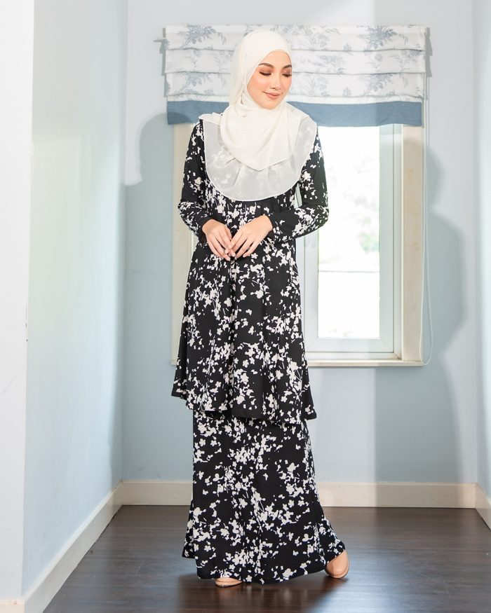 Baju Kurung Pahang Laura Printed - Ebony Black - Image 2