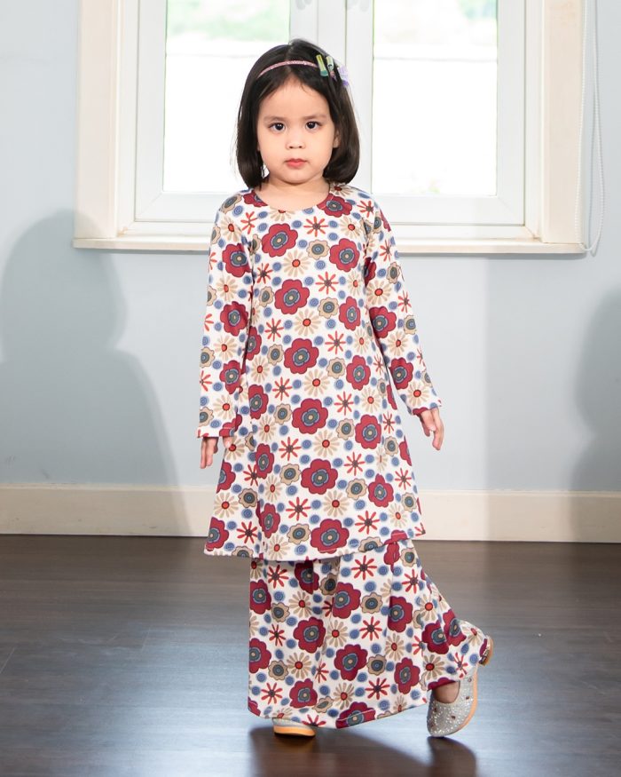 Baju Kurung Pahang Laura Printed Kids – Daisy Burgundy - Image 2