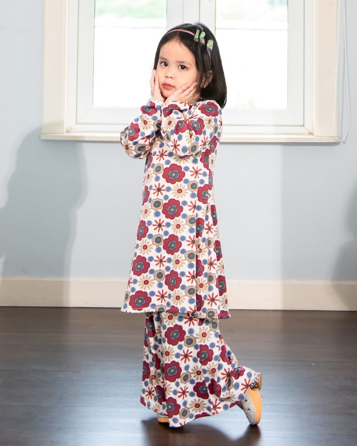 Baju Kurung Pahang Laura Printed Kids – Daisy Burgundy - Image 4