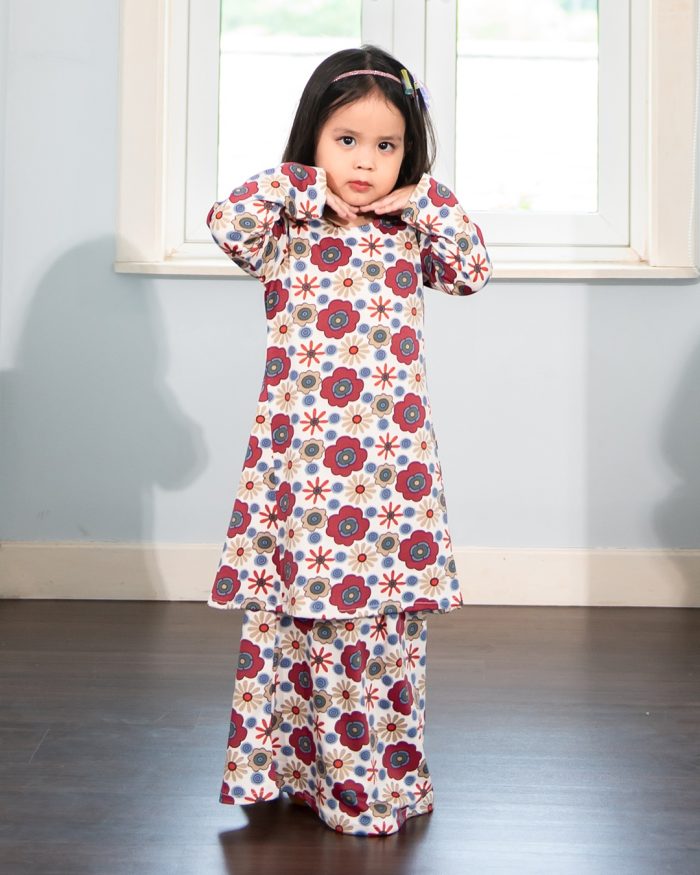 Baju Kurung Pahang Laura Printed Kids – Daisy Burgundy - Image 3