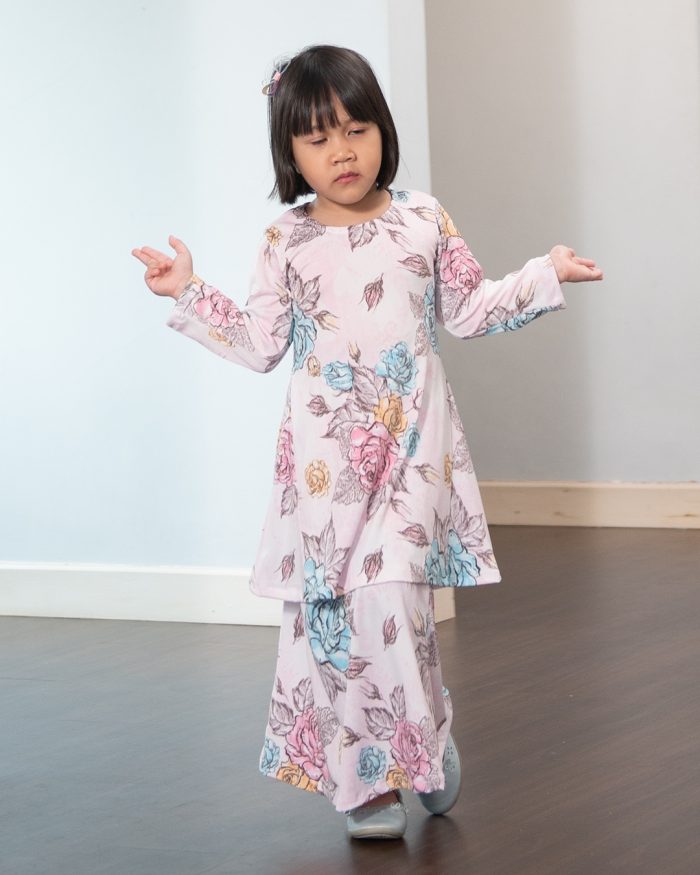 Baju Kurung Pahang Laura Printed Kids – Mawar Pinky - Image 3