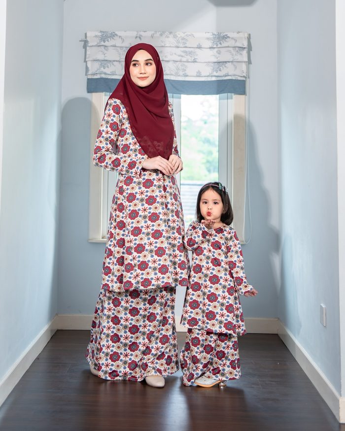 Baju Kurung Pahang Laura Printed - Daisy Burgundy - Image 6