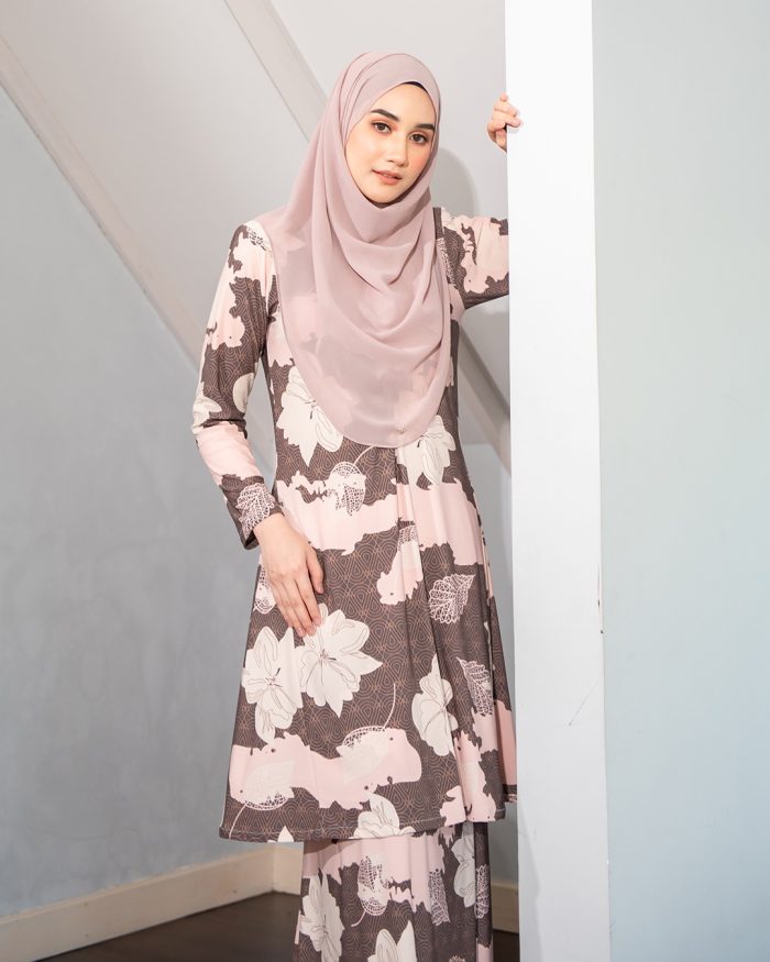 Baju Kurung Pahang Laura Printed - Umber Puff - Image 5