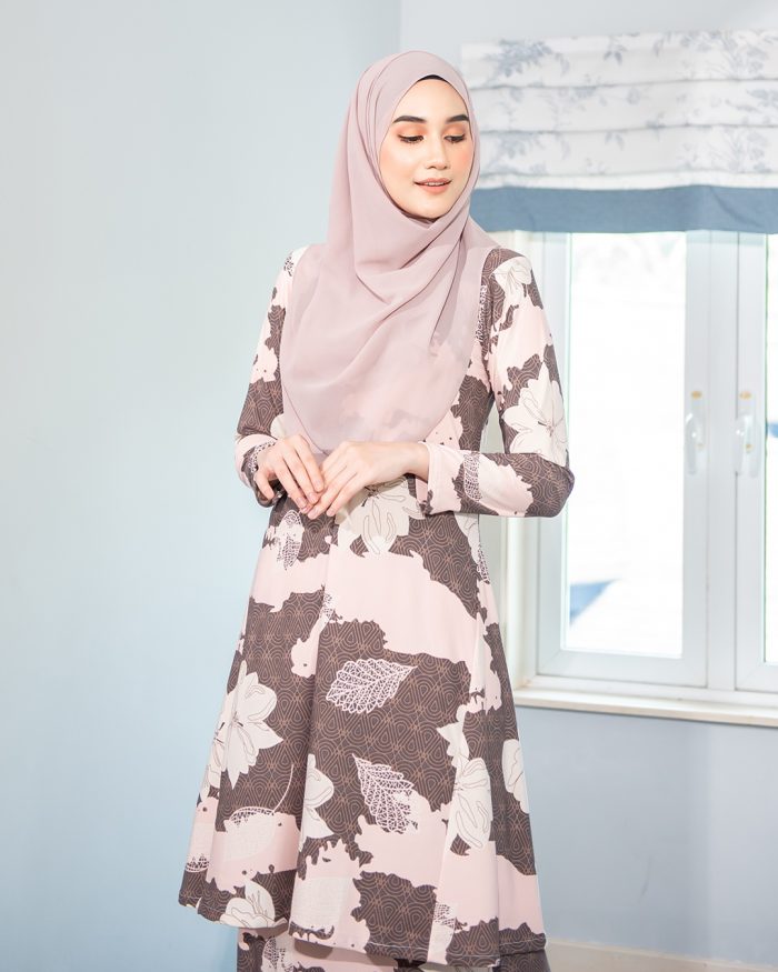 Baju Kurung Pahang Laura Printed - Umber Puff - Image 4