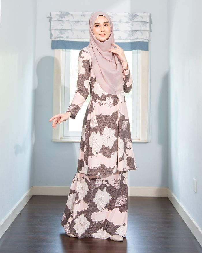 Baju Kurung Pahang Laura Printed - Umber Puff - Image 3