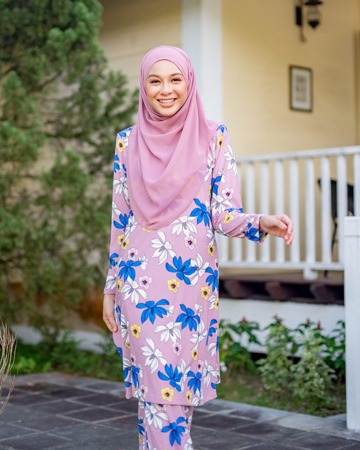 Baju Kurung Pahang Laura Printed - Seroja Candy Mauve - Image 3