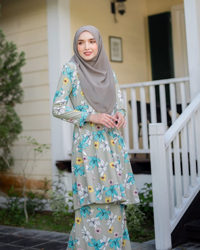 Baju Kurung Pahang Laura Printed - Seroja Sage Green - Image 4