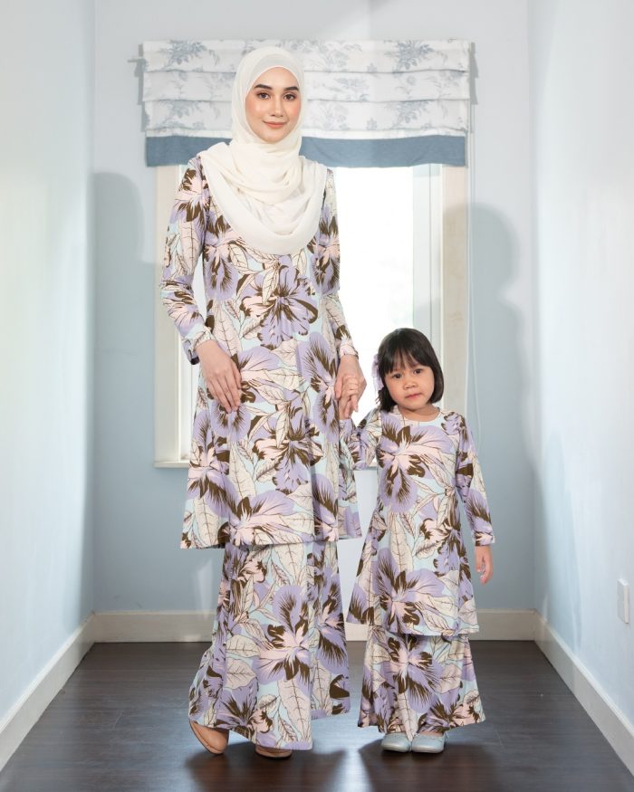 Baju Kurung Pahang Laura Printed - Daffodil Iris - Image 6