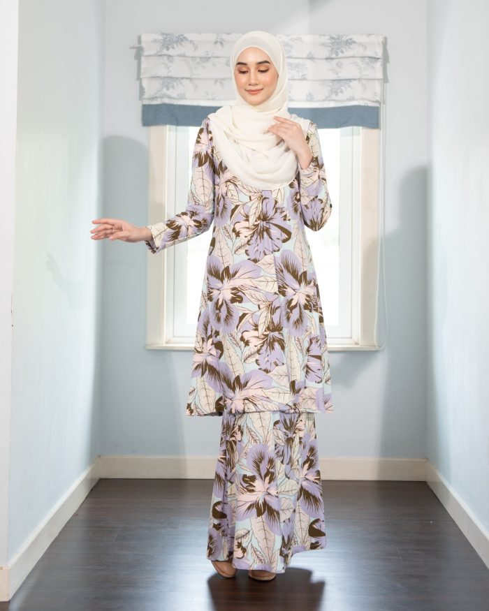 Baju Kurung Pahang Laura Printed - Daffodil Iris - Image 5