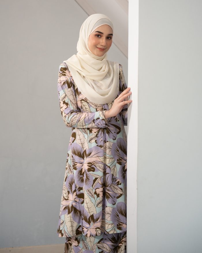 Baju Kurung Pahang Laura Printed - Daffodil Iris - Image 4