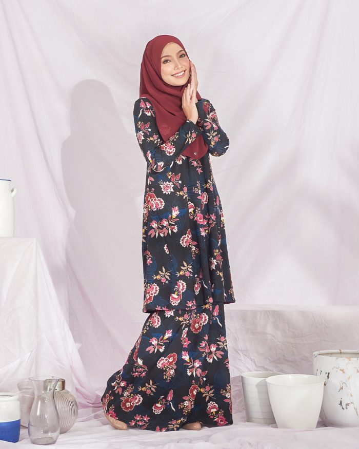 Baju Kurung Pahang Laura Printed – Black Aquilecia - Image 3