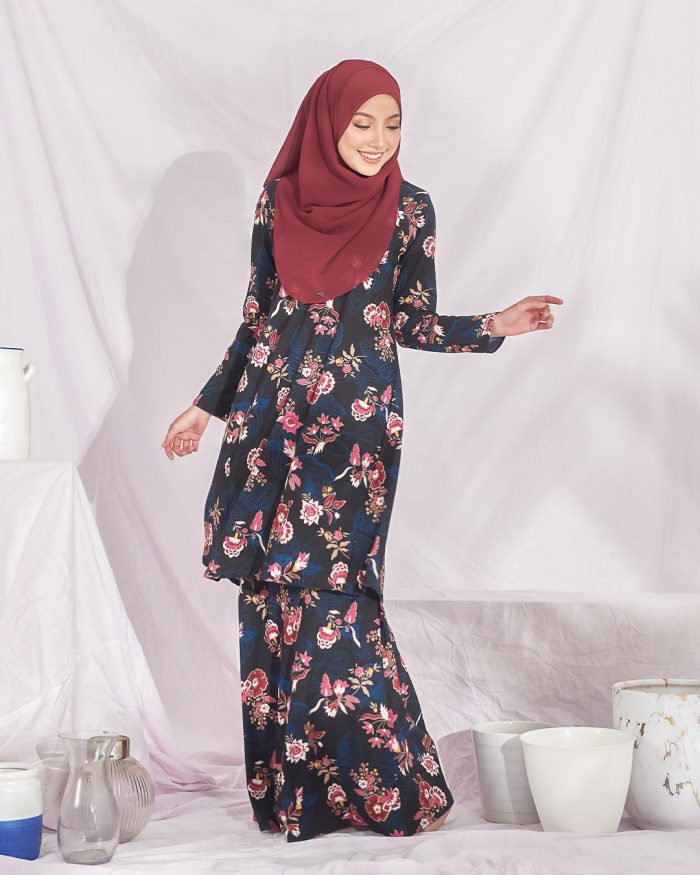 Baju Kurung Pahang Laura Printed – Black Aquilecia - Image 2