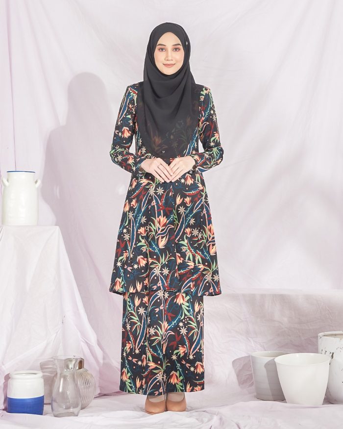 Baju Kurung Pahang Laura Printed – Black Daylily - Image 3