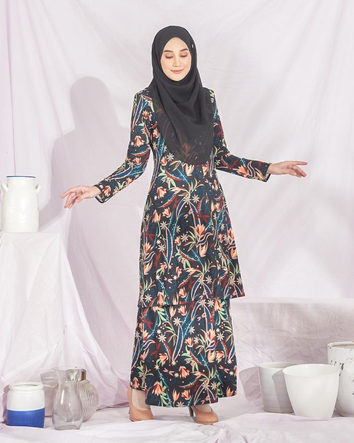 Baju Kurung Pahang Laura Printed – Black Daylily - Image 2