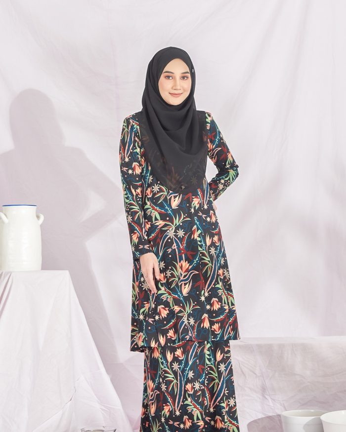 Baju Kurung Pahang Laura Printed – Black Daylily - Image 4