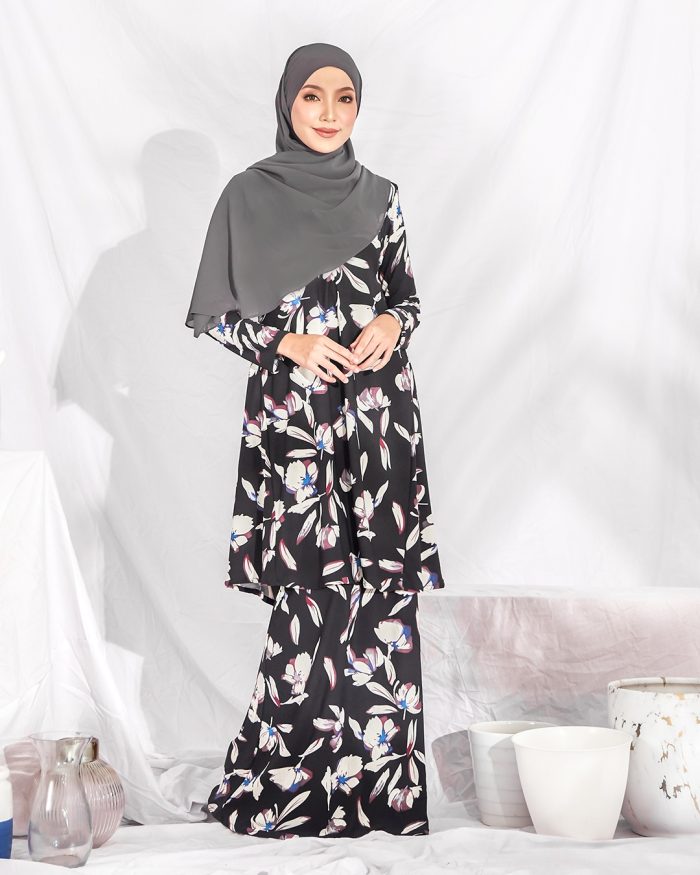 Baju Kurung Pahang Laura Printed – Black Petals - Image 3