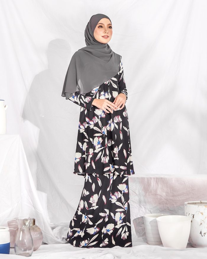 Baju Kurung Pahang Laura Printed – Black Petals - Image 2