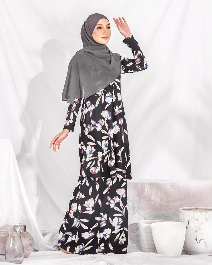 Baju Kurung Pahang Laura Printed – Black Petals