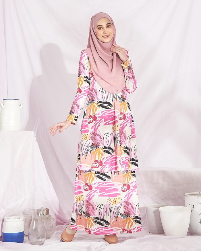 Baju Kurung Pahang Laura Printed – Carmine Pink - Image 3