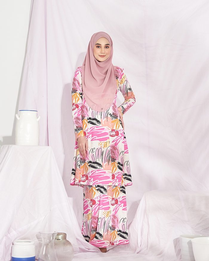 Baju Kurung Pahang Laura Printed – Carmine Pink - Image 4
