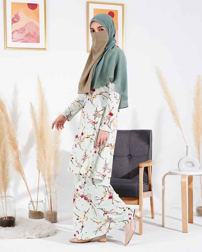 Baju Kurung Pahang Laura Printed 2.0 - Sakura Frosty - Image 2