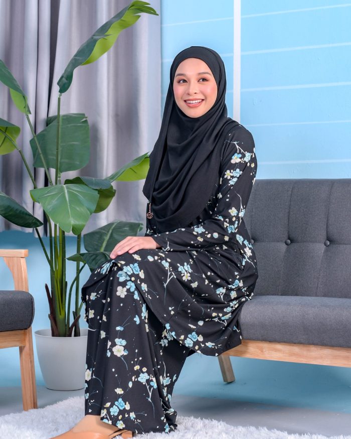 Baju Kurung Pahang Laura Printed 2.0 - Sakura Black - Image 3