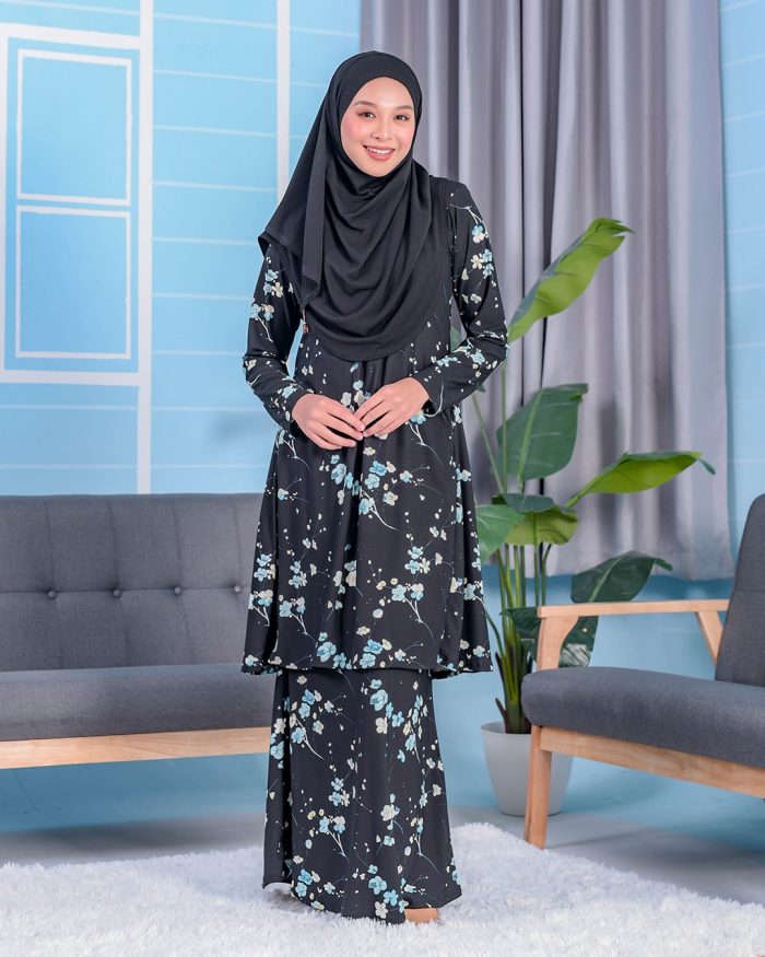 Baju Kurung Pahang Laura Printed 2.0 - Sakura Black - Image 2
