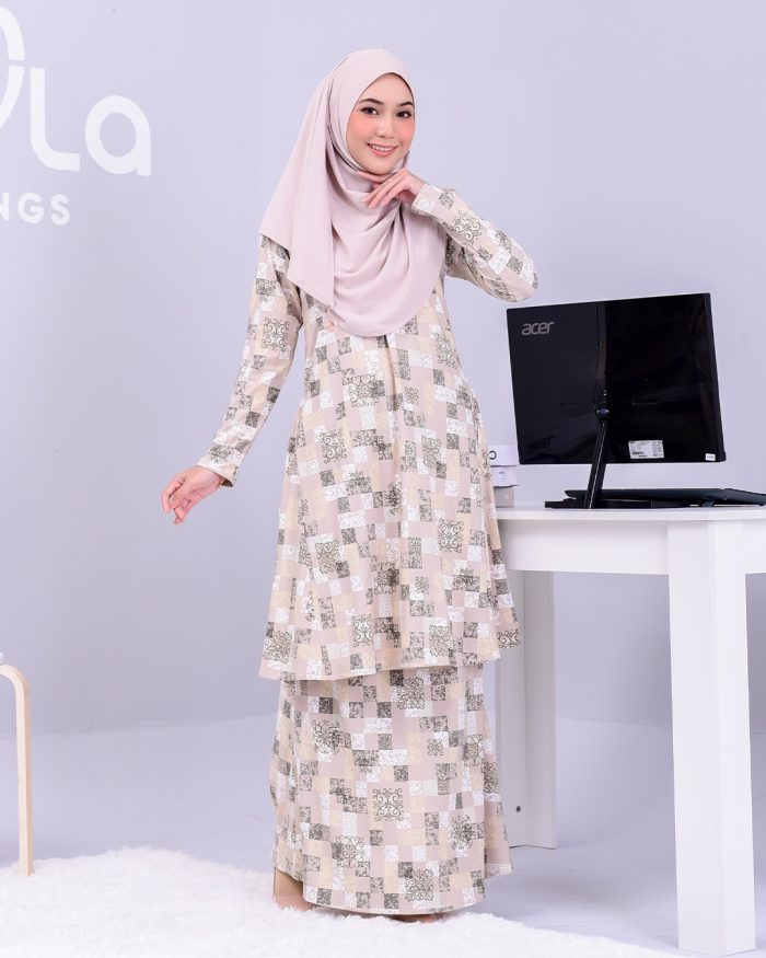 Baju Kurung Pahang Laura Printed 2.0 - Peach Ceramic - Image 2