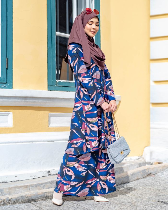 Baju Kurung Pahang Laura Printed 2.0 - Blue Eastern - Image 2