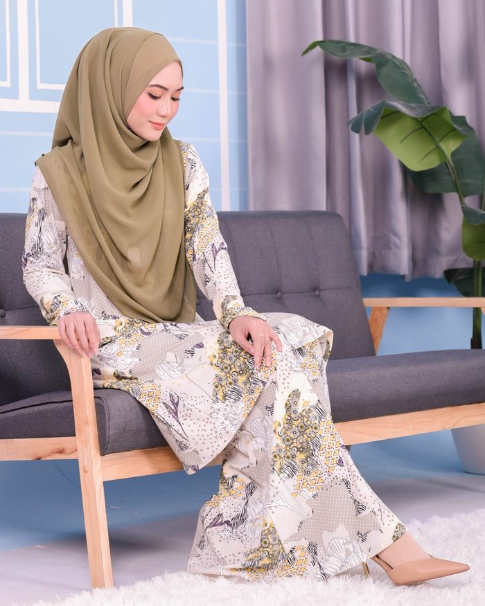 Baju Kurung Pahang Laura Printed 3.0 - Yellow Fern - Image 3